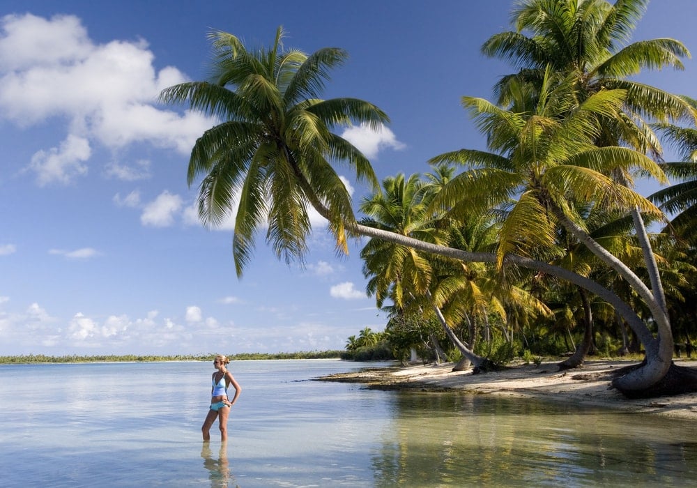 Frau am Strand auf der Insel Aitutaki