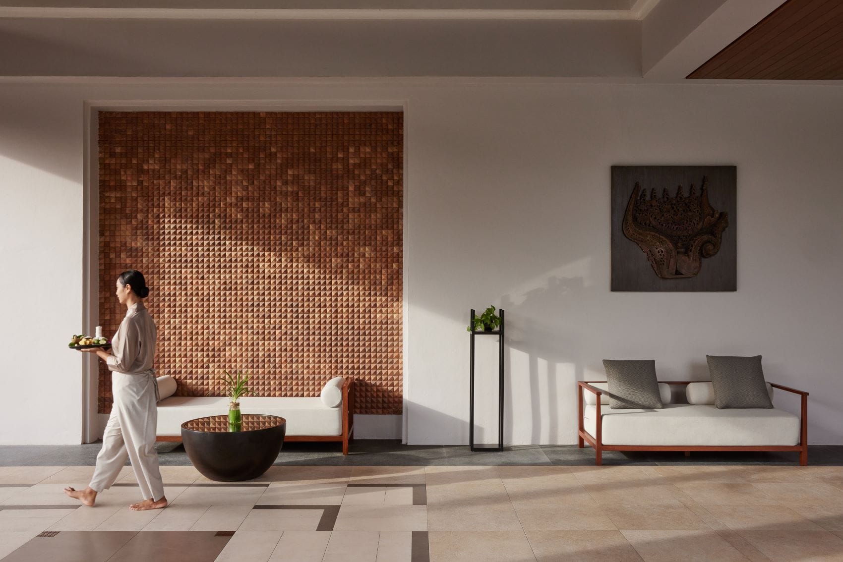 Mitarbeiterin läuft durch Lobby im Resort Banyan Tree Phuket