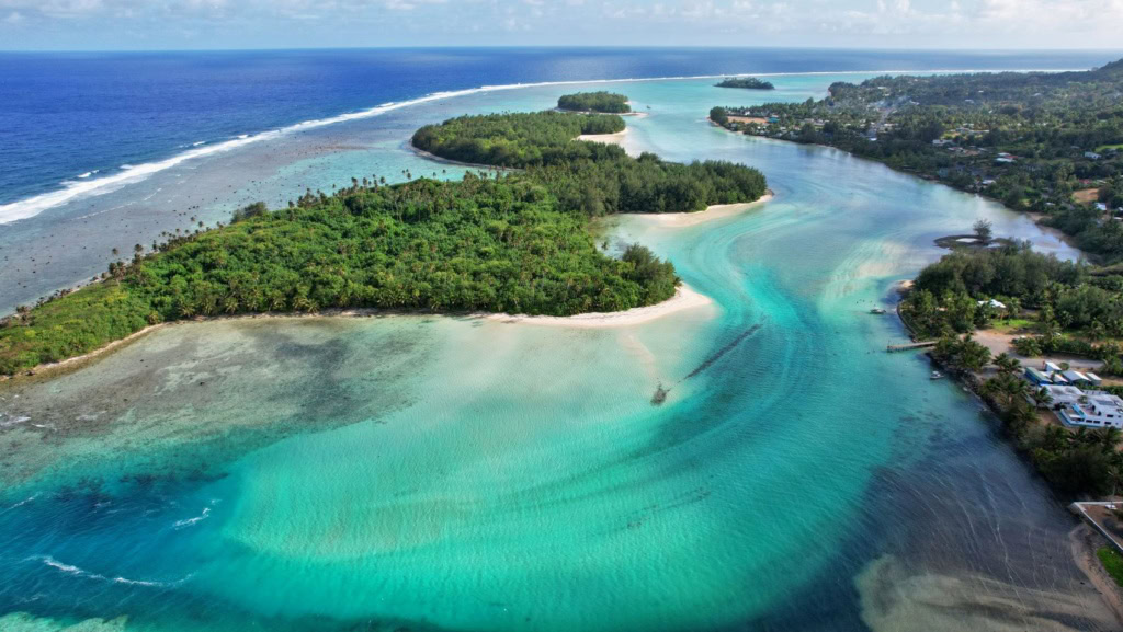 Blick auf Insel Rarotonga und Strand aus Vogelperspektive