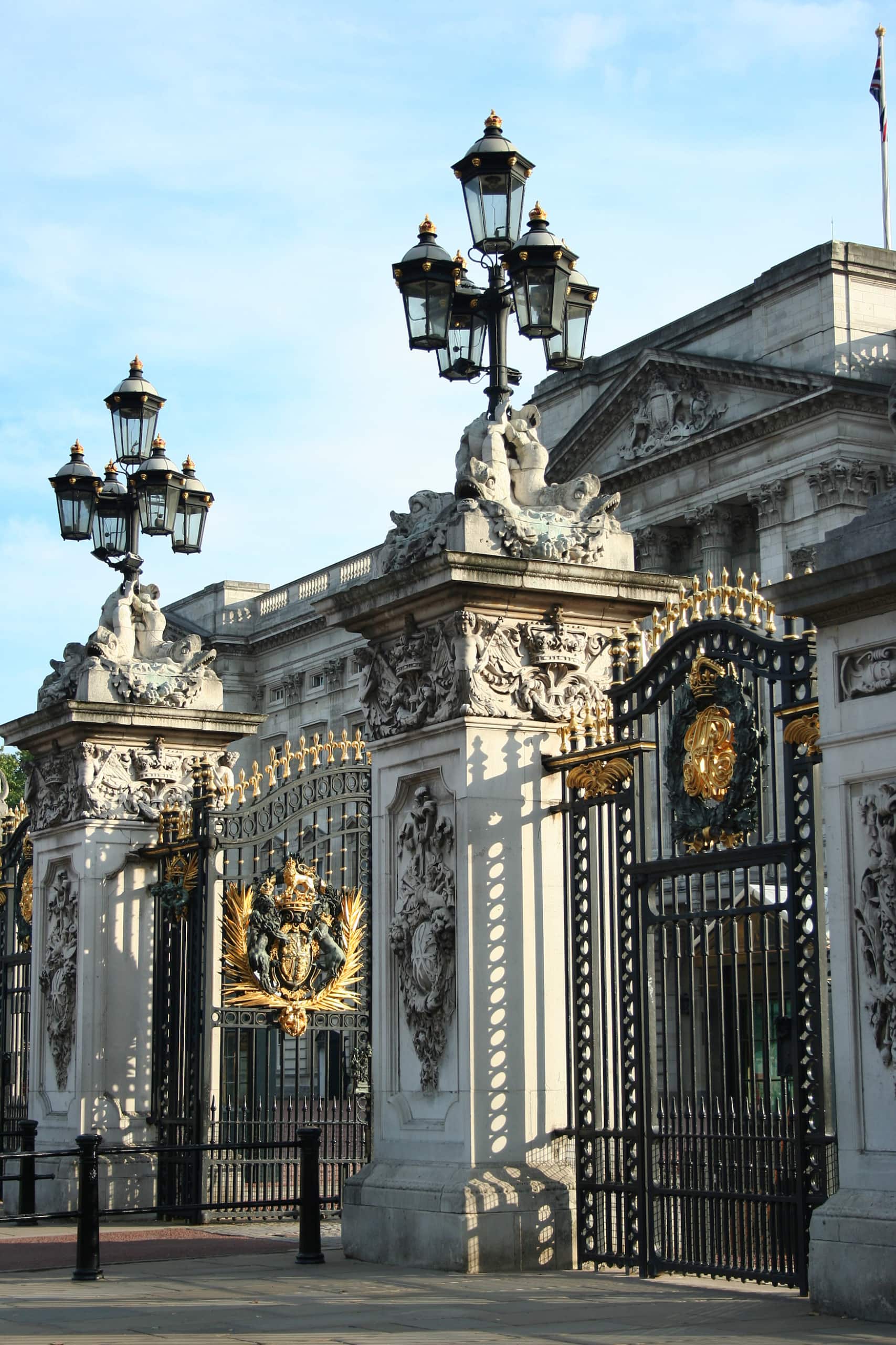 Wappen auf dem Tor des Buckingham Palace. Ein Ort in London, den man mit Kindern auf jeden Fall besuchen sollte
