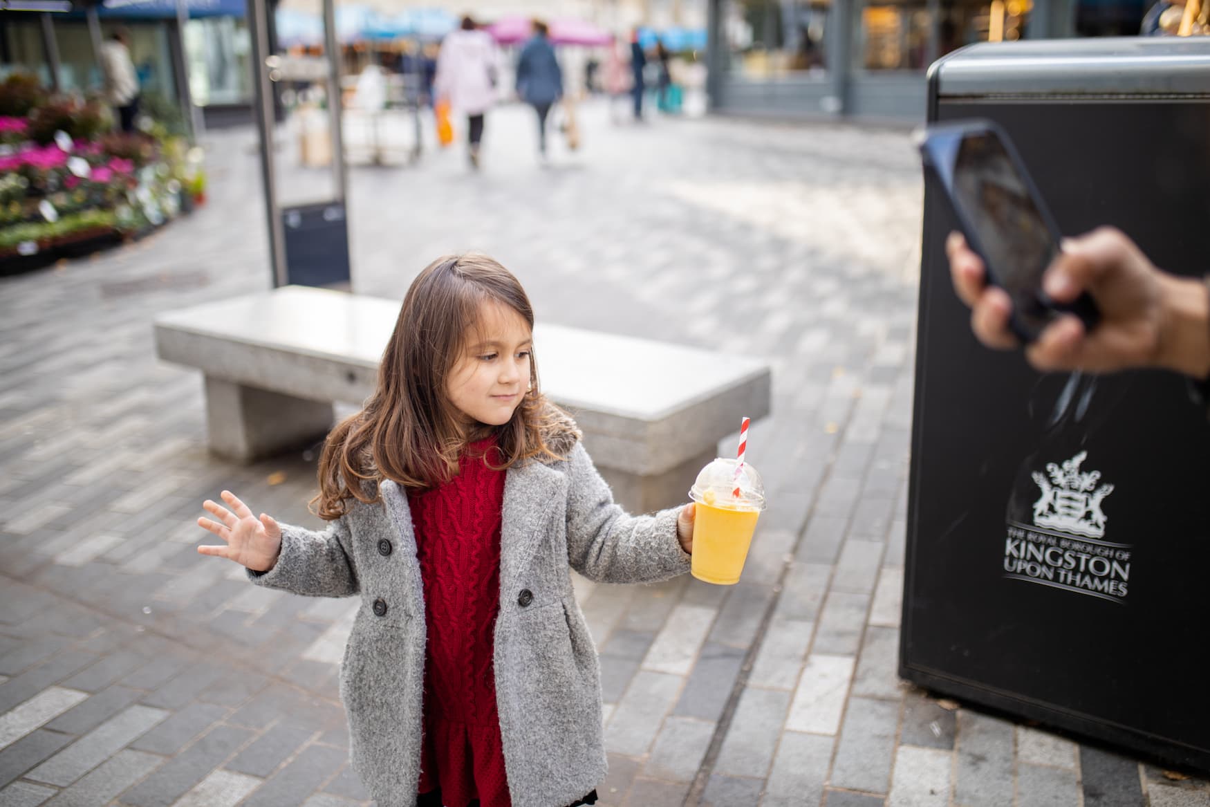 Junges Mädchen trinkt Smoothie auf den Straßen von London