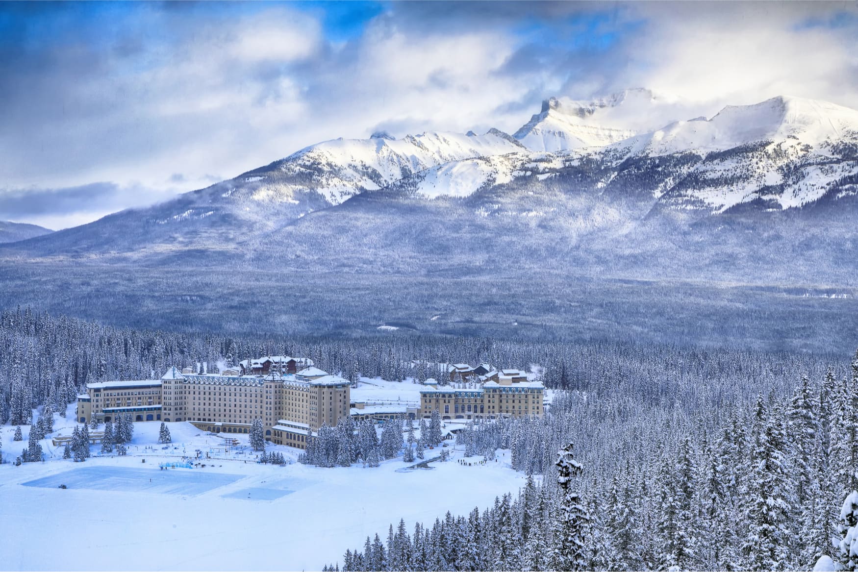 Das Fairmont Chateau Lake Louise umgeben von Bergen im Winter
