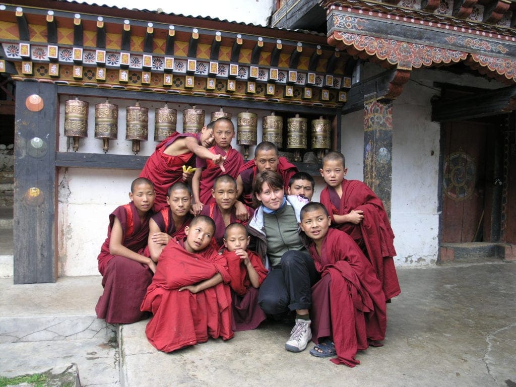 Karolina Golab inmitten der Kindsmönche im Bhutan