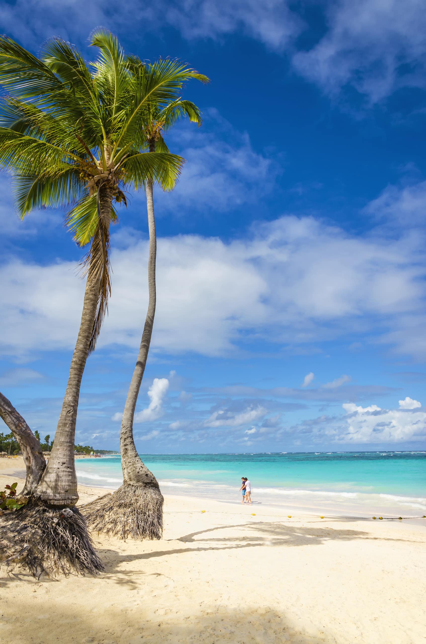 Pärchen spaziert an einem Strand auf Anguilla
