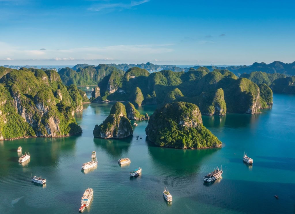 Panoramablick auf Halong Bay in Vietnam