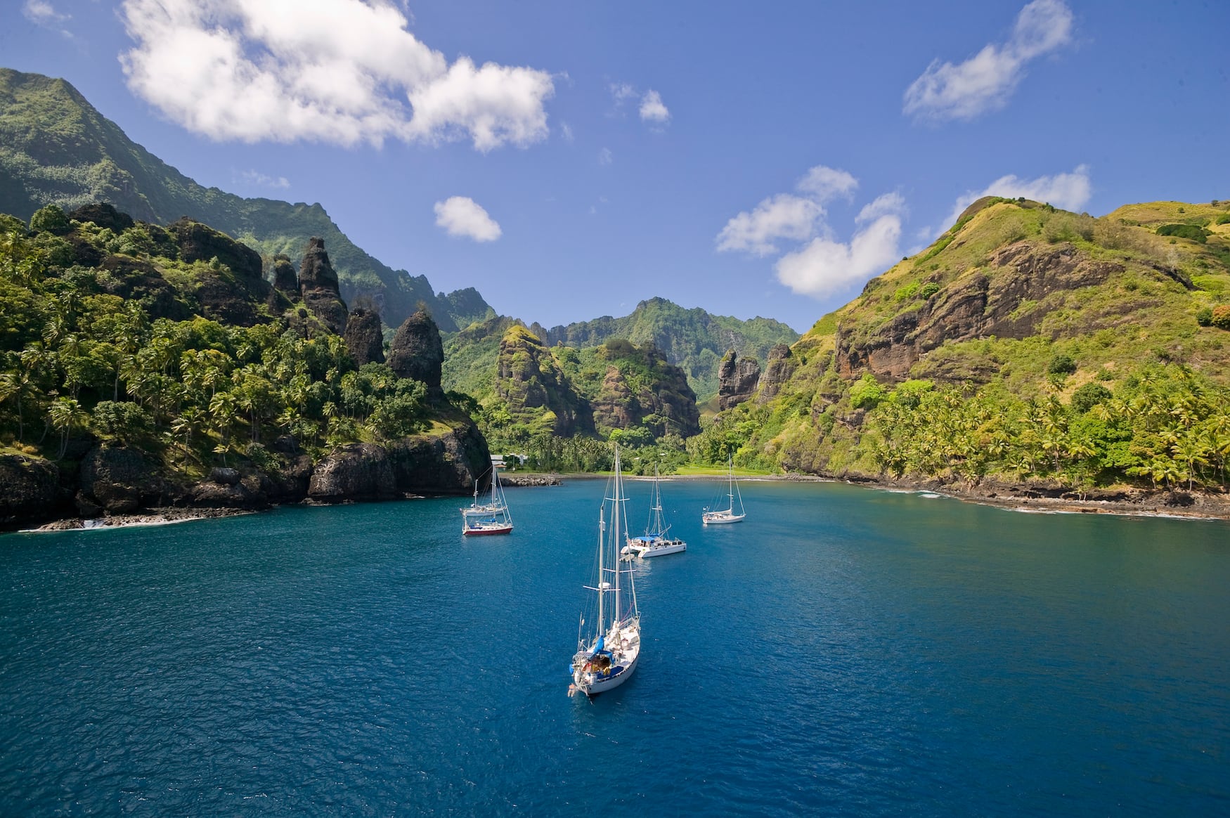 Segelboote vor der Küste der Insel Fatu Hiva, Französisch-Polynesien, in der Südsee