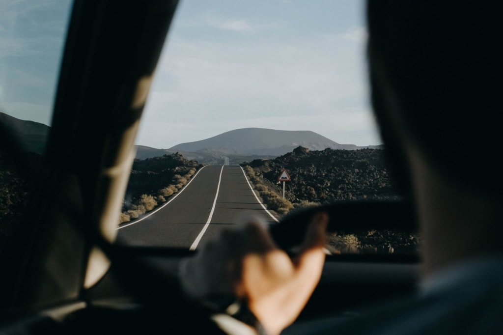 Frau am Steuer eines Autos auf einer Straße auf Lanzarote