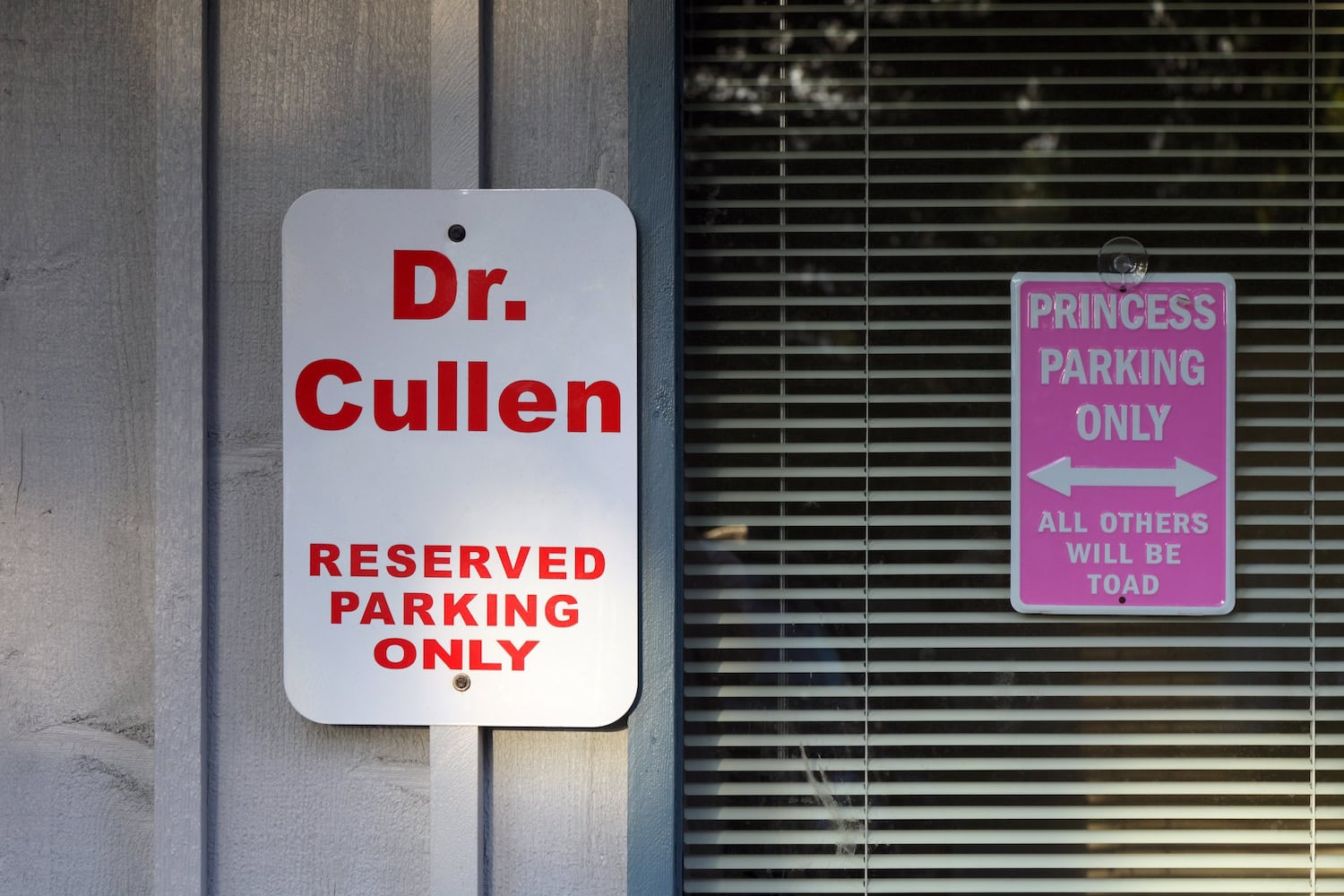 Schild von Dr. Cullen am Drehort von Twilight in Washington State