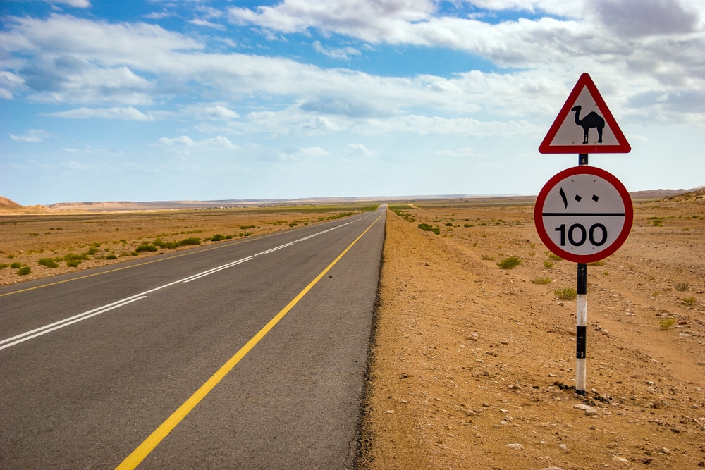 Straße im Oman mit Schild