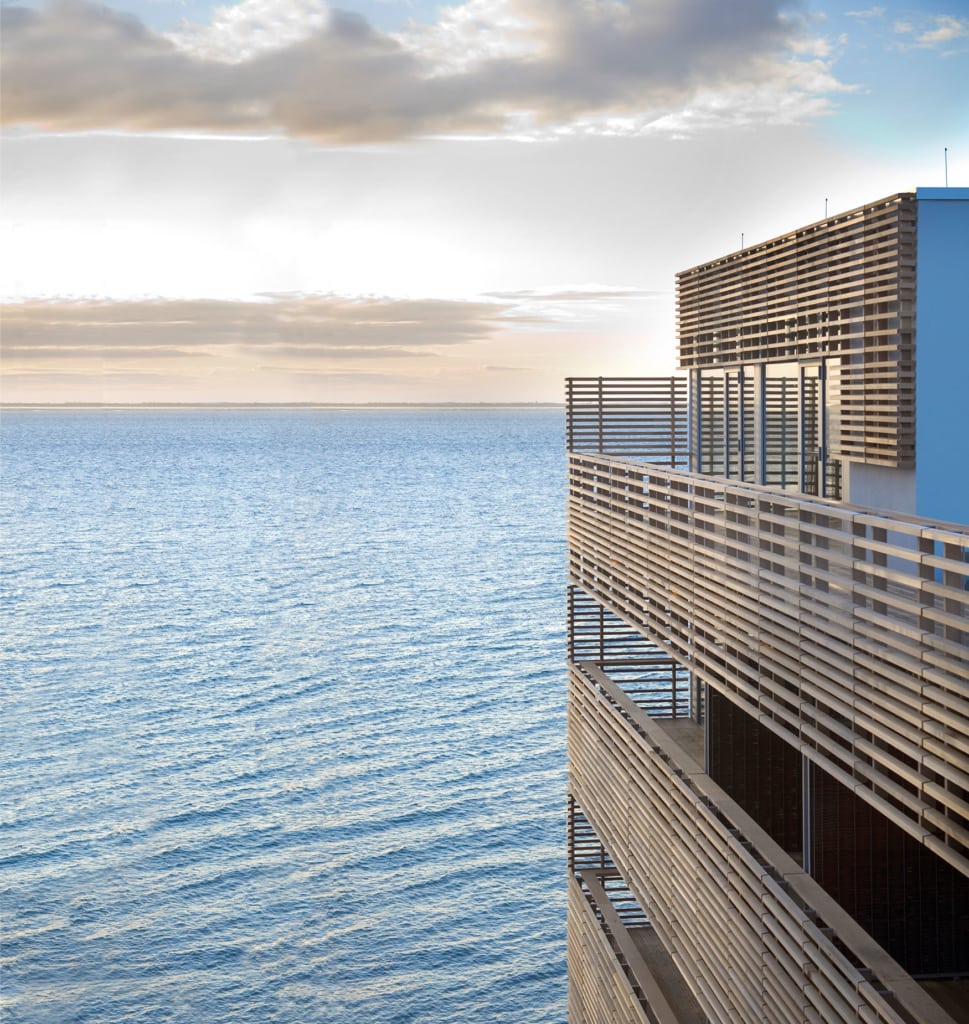 Sicht auf die Architektur und Holzfassade des Hotel Budersand auf Sylt