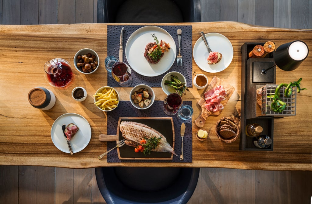 Tisch von oben in der Vinothek im Budersand Hotel Sylt