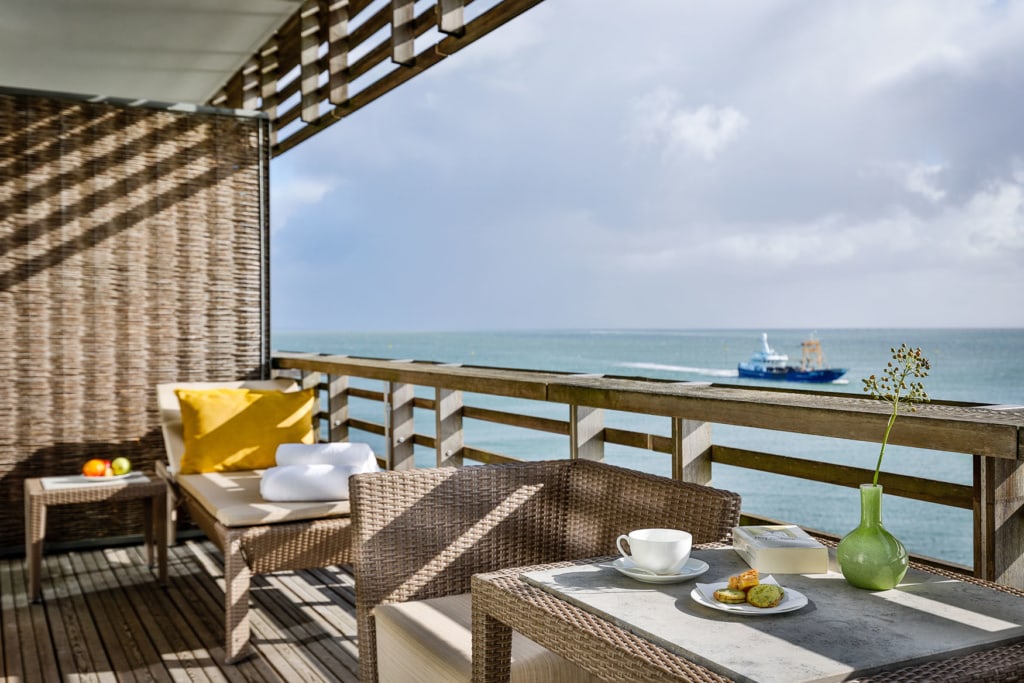Budersand Balkon vom Doppelzimmer mit Blick auf das Meer, wo gerade ein Schiff vorbei fährt