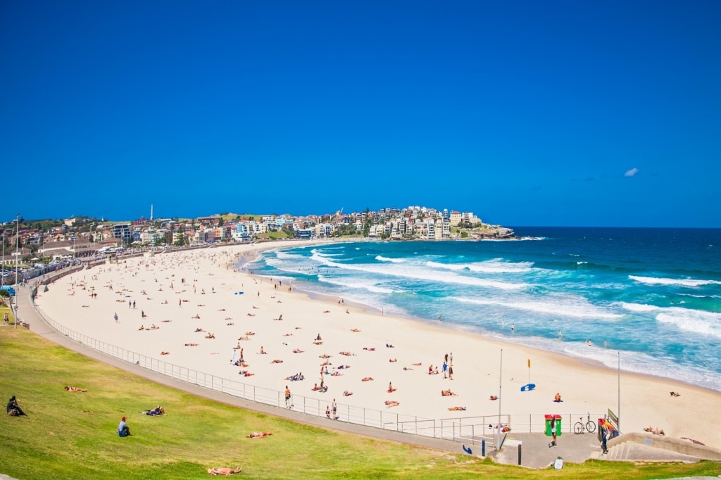 Am Bondi Beach in Australien treffen sich Beach Babes und Freunde des Surfens gleichermaßen.