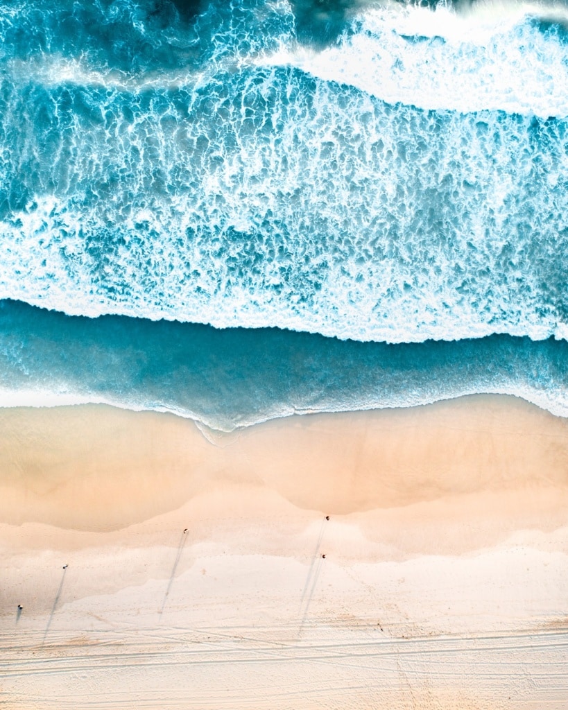 Gleichmäßig und wunderschön rollen die Wellen am Bondi Beach in Australien an den Strand.