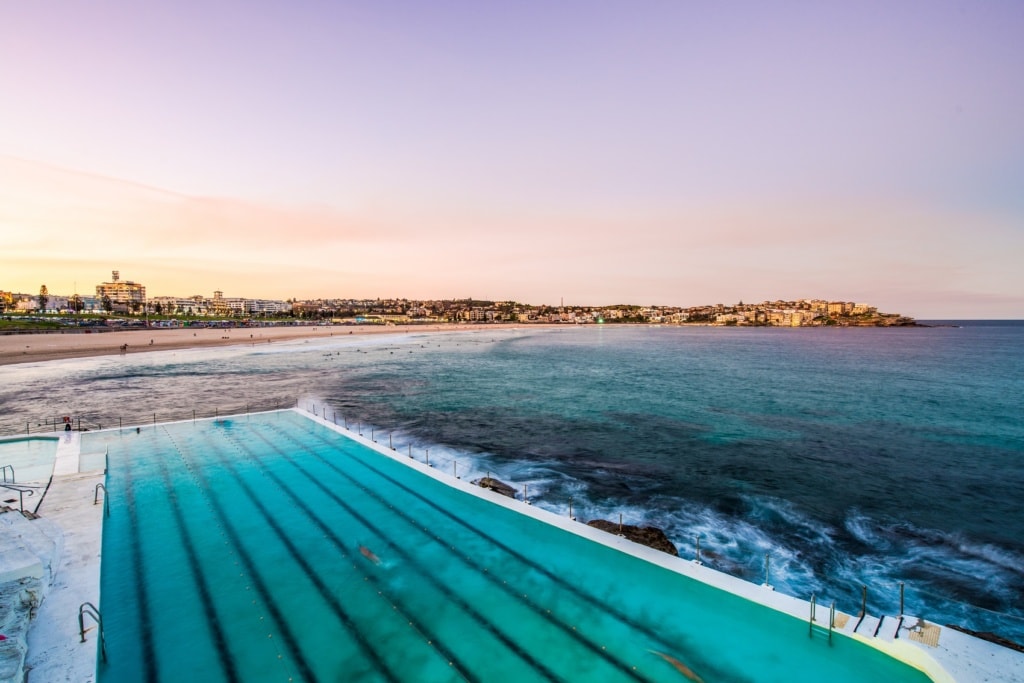 Am Bondi Beach kann man nicht nur ausgezeichnet surfen, sondern auch in einem Salzwasserbecken schwimmen.