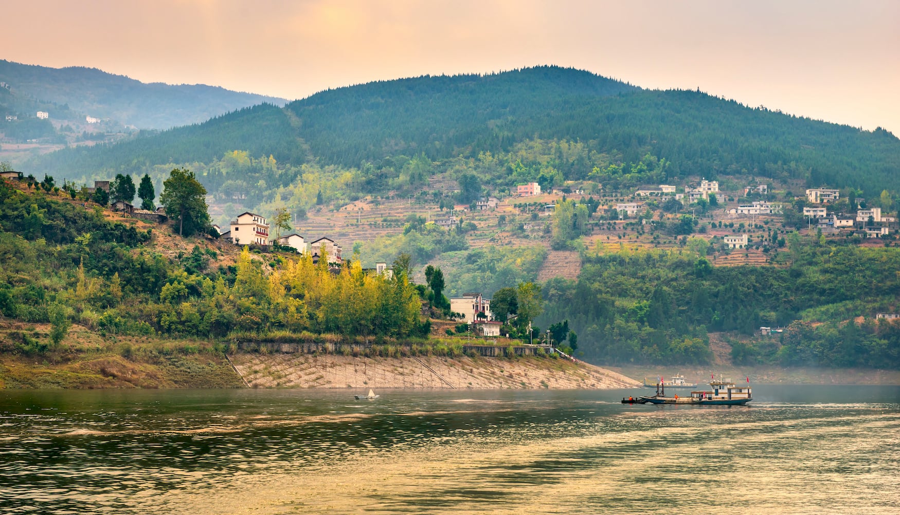Dorf am Ufer des Yangste auf einer Kreuzfahrt durch China