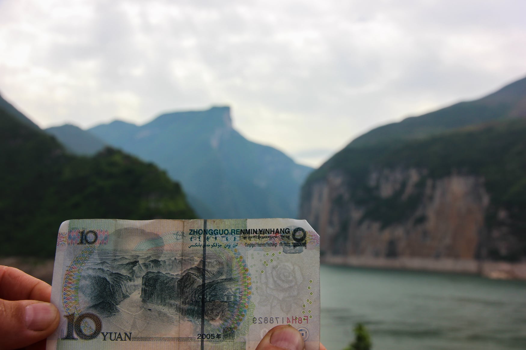 Geldschein vor der Yangste Schlucht