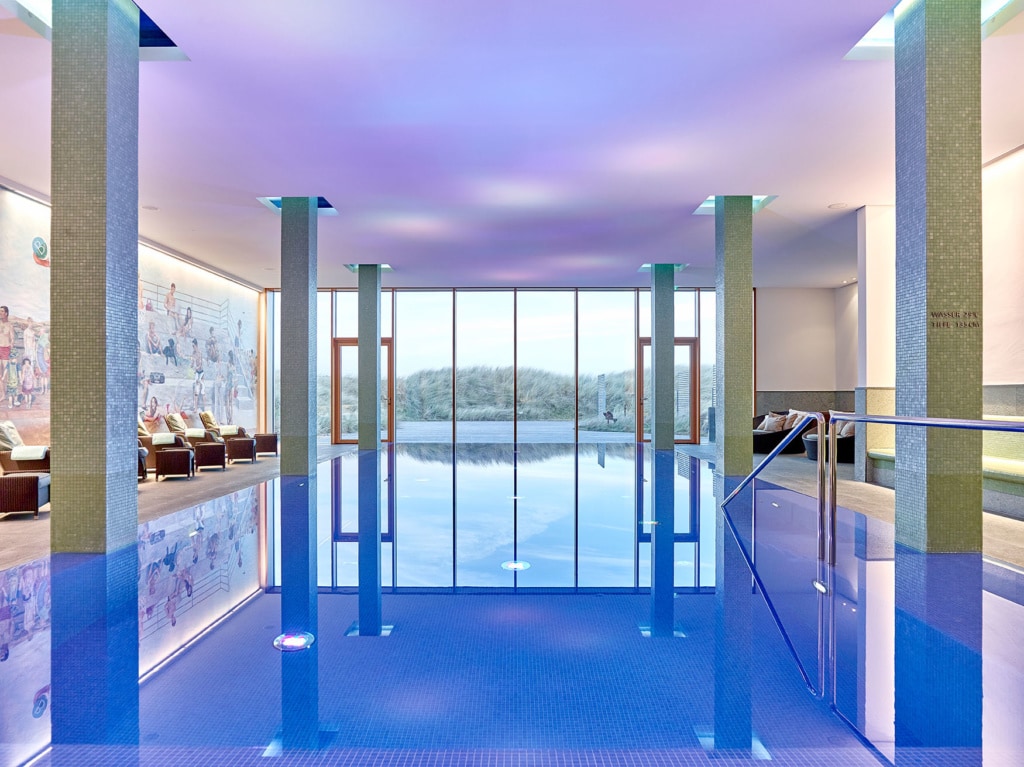 Pool innen im Spa des Budersand Hotels Sylt