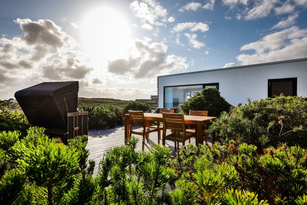 Dachterrasse mit Strandkorb in der Sonne. Budersand Hotel Sylt
