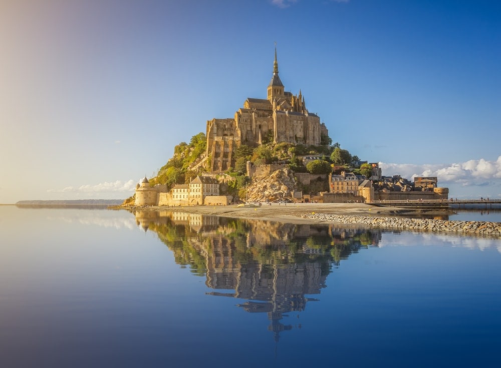 Blick auf den vom Wasser umgegebenen Mont Saint-Michel