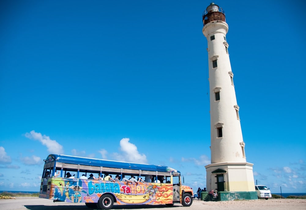Touristenbus vor dem California Lighthouse auf Aruba