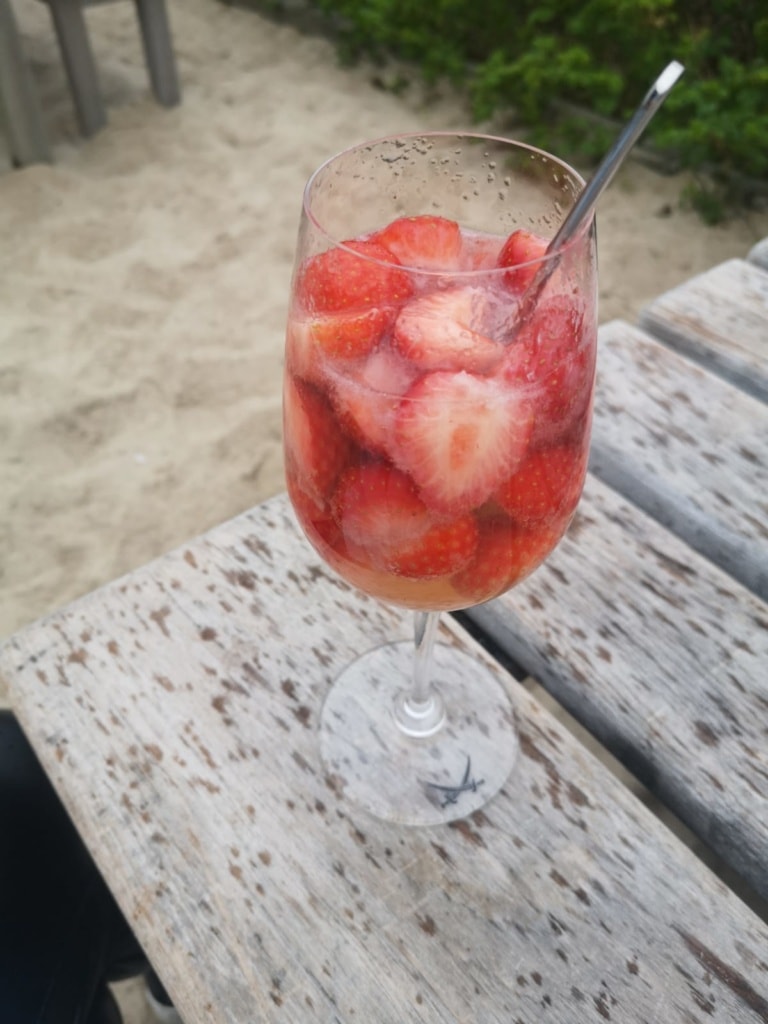 In der Sansibar auf Sylt trinkt man frische Erdbeer-Bowle.