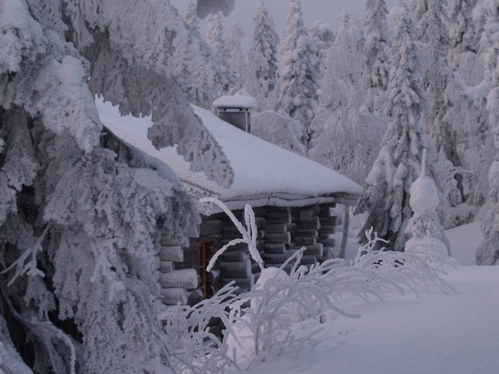 Schneebedecktes Haus in Lappland
