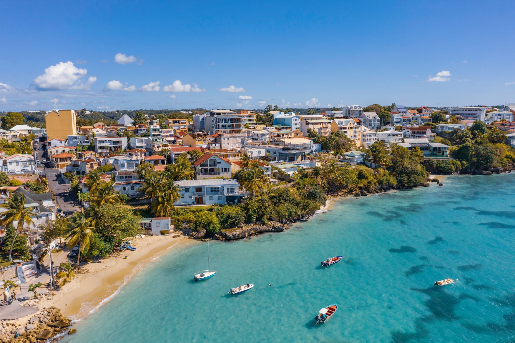 Blick auf Küstenort auf Guadeloupe