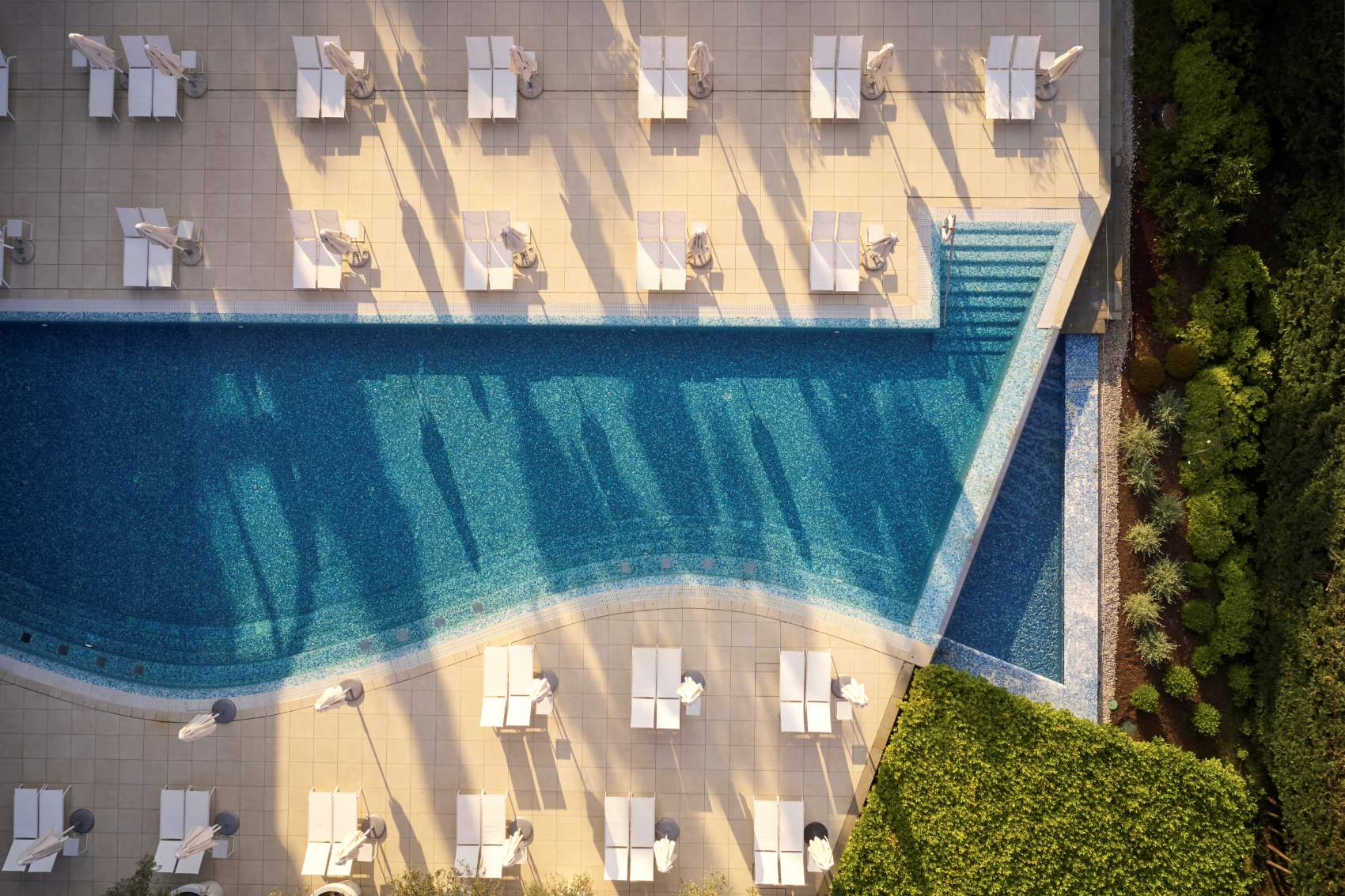 Swimmingpool im Grand Hotel Kempinski Portoroz aus Vogelperspektive