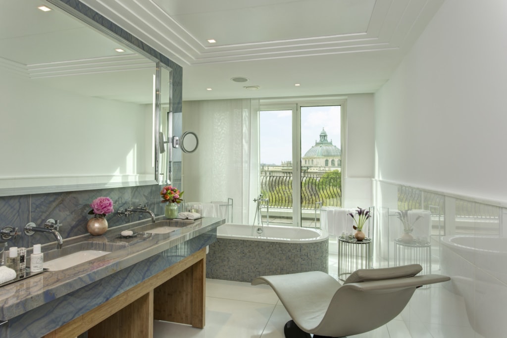 Badezimmer der Monforte Suite im The Charles Hotel München