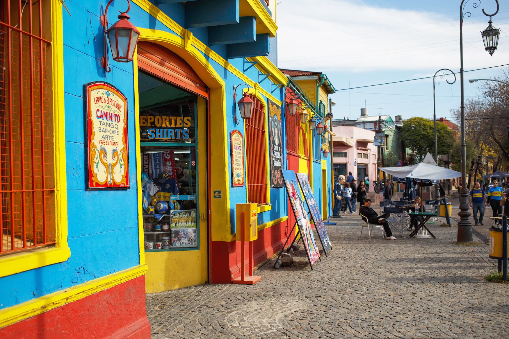 Bunte straße in La Boca Viertel in Buenos Aires, Argentinien