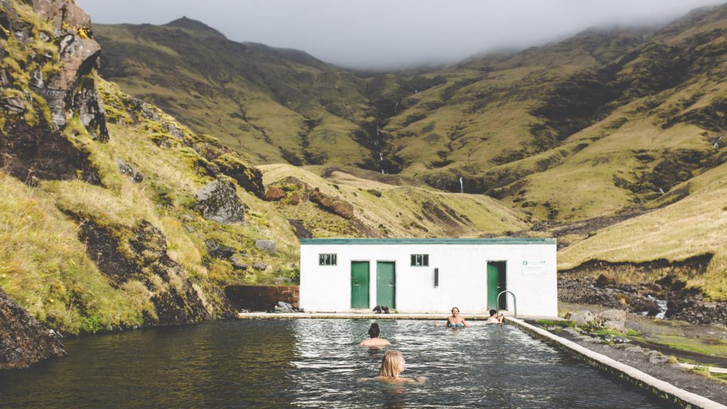 Ein Land geht Baden - und das täglich. Hot Pots sind sehr beliebt als Treffpunkt auf Island