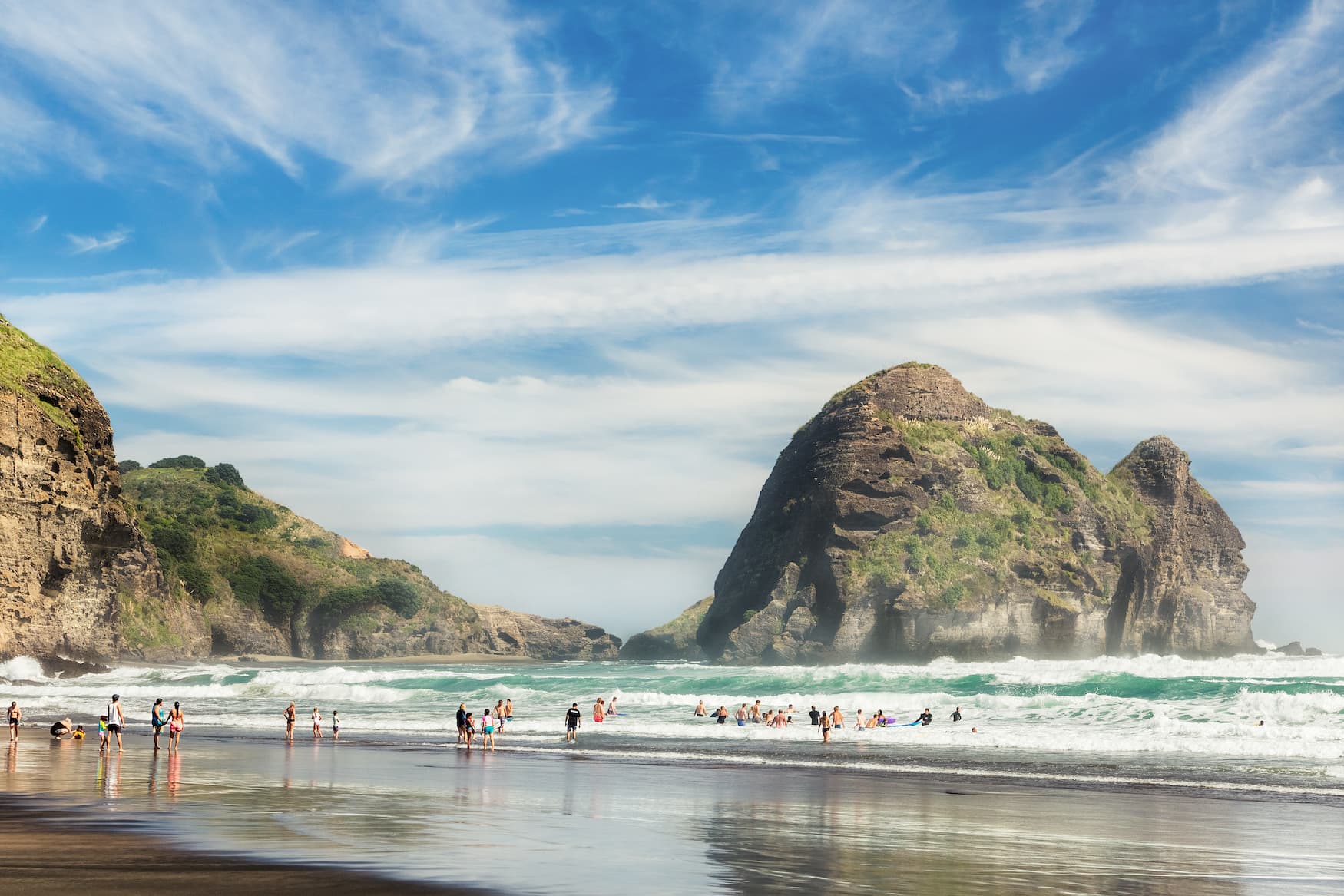 Surfer am Piha Beach, einem der schönsten Strände in Neuseeland 