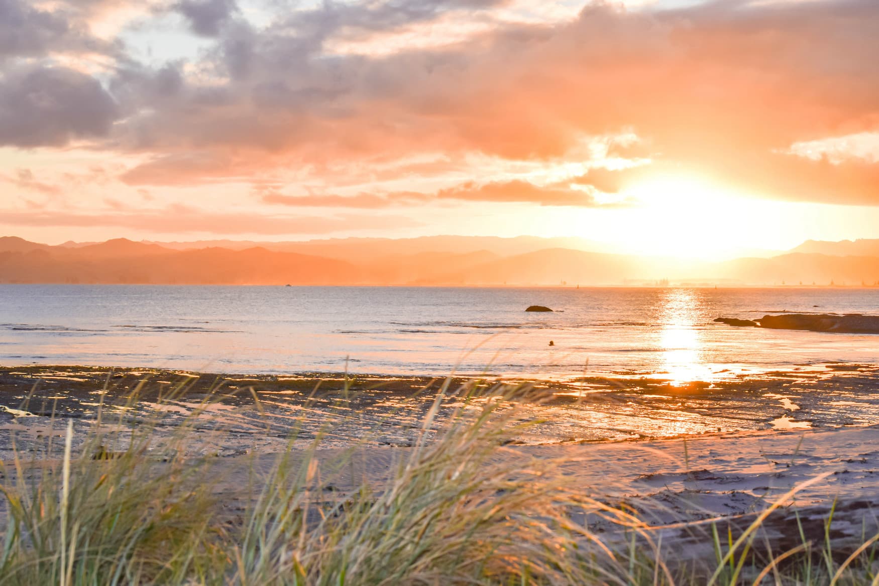 Sonnenuntergang am Strand von Gisborne