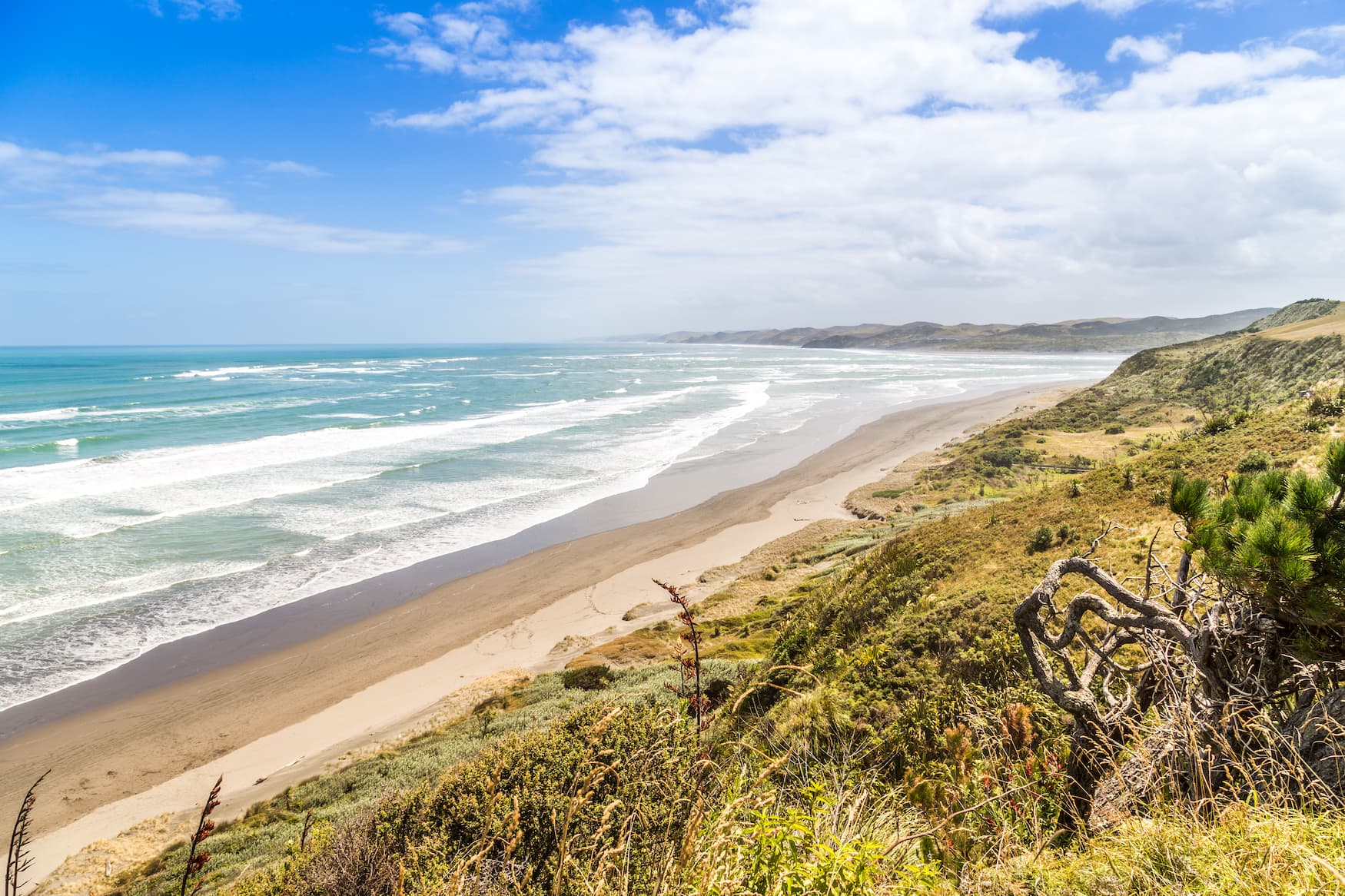 Menschenleerer Strand in Raglan, Neuseeland