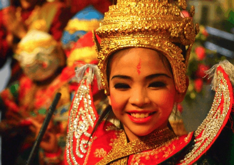 Kind mit goldenem Schmuck in Thailand