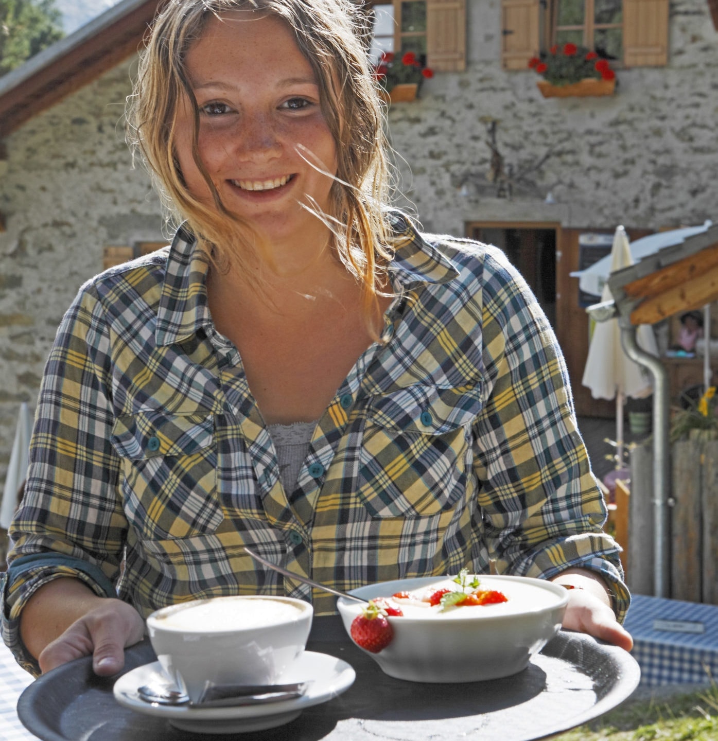 Suedtirol, Vinschgau, Martelltal, Lyfi-Alm, 2165 Meter ¸berm Meer, Almjoghurt mit Erdbeeren, Bedienung, Service,