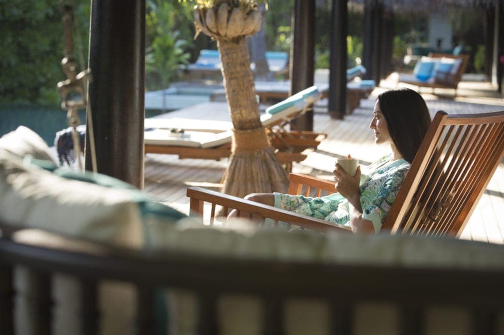Gast am Pool im Anantara Kihavah Villas