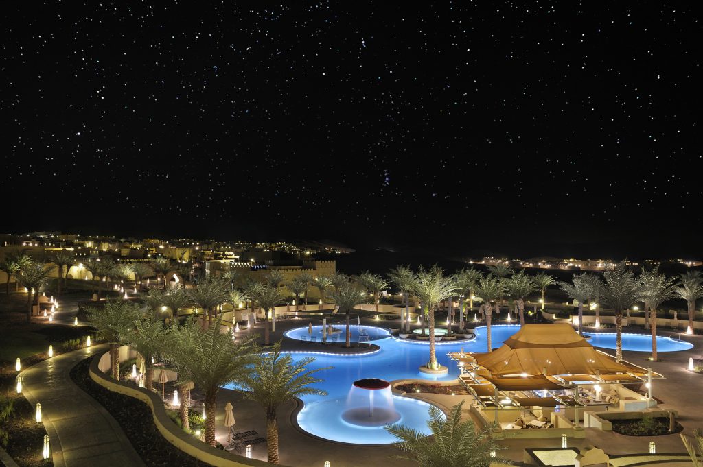 Poollandschaft im Qasr Al Sarab Desort Resort