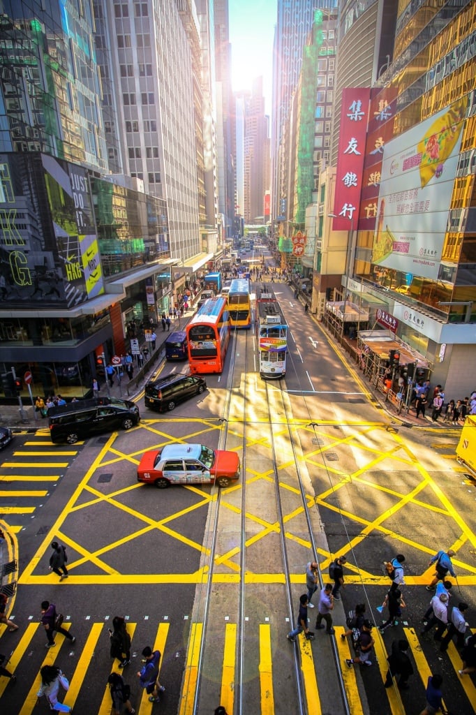 Zwischen den Hochhausschluchten von Hongkong schiebt sich der Verkehr.