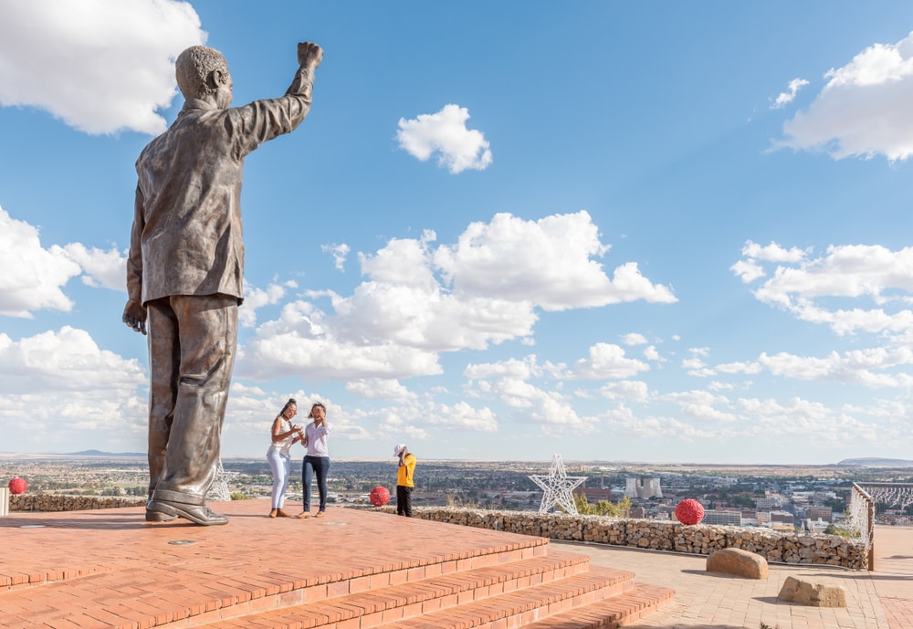 Statue von Nelson Mandela auf dem Naval hill in Bloemfontein
