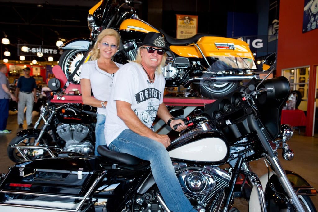 Robert und Carmen Geissen sitzen auf einem Motorrad