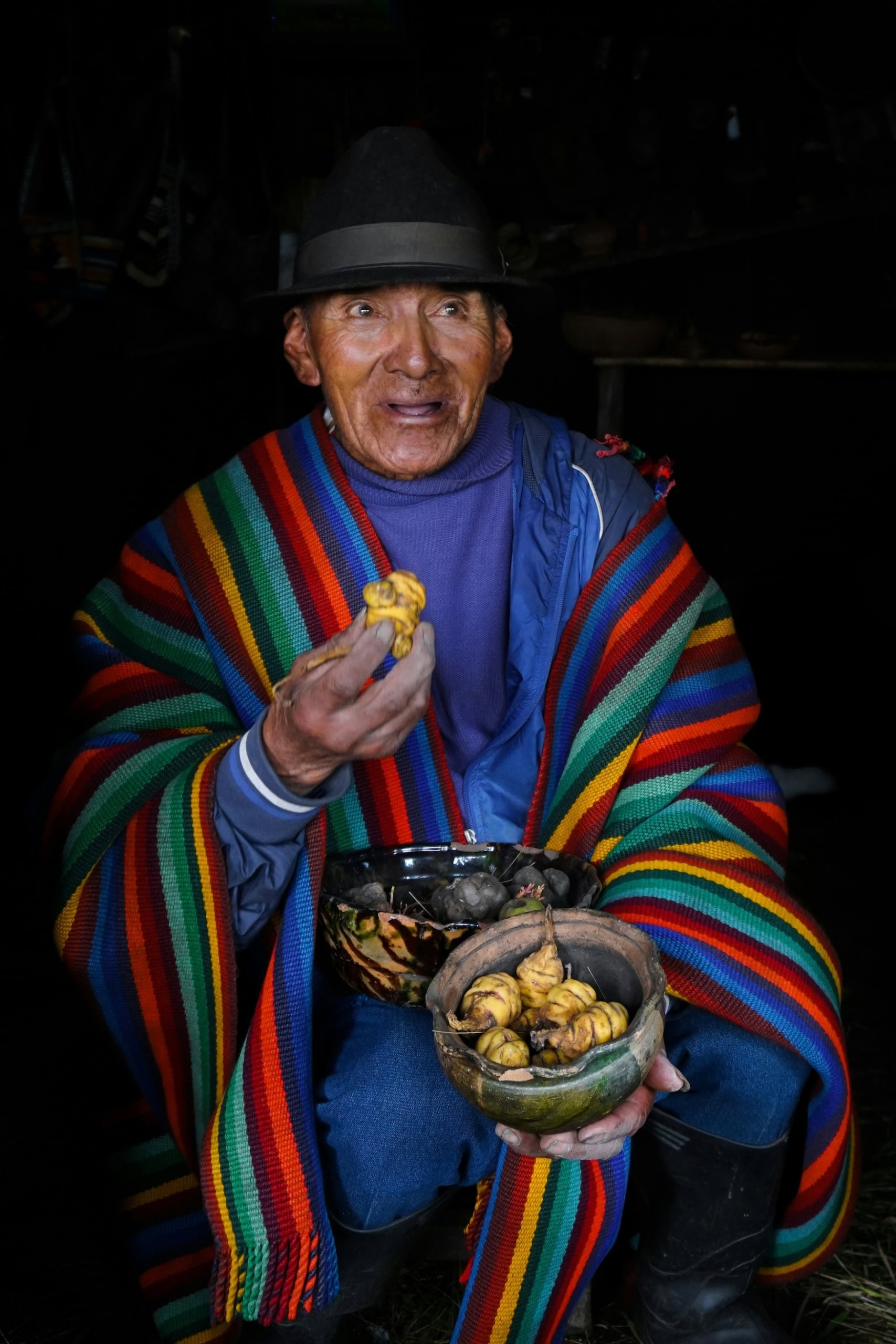 Mann mit Essen in Ecuador
