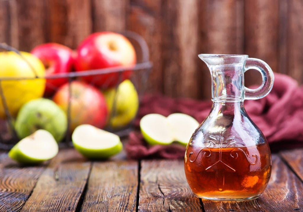 Karaffe, gefüllt mit Cider, Apfelwein