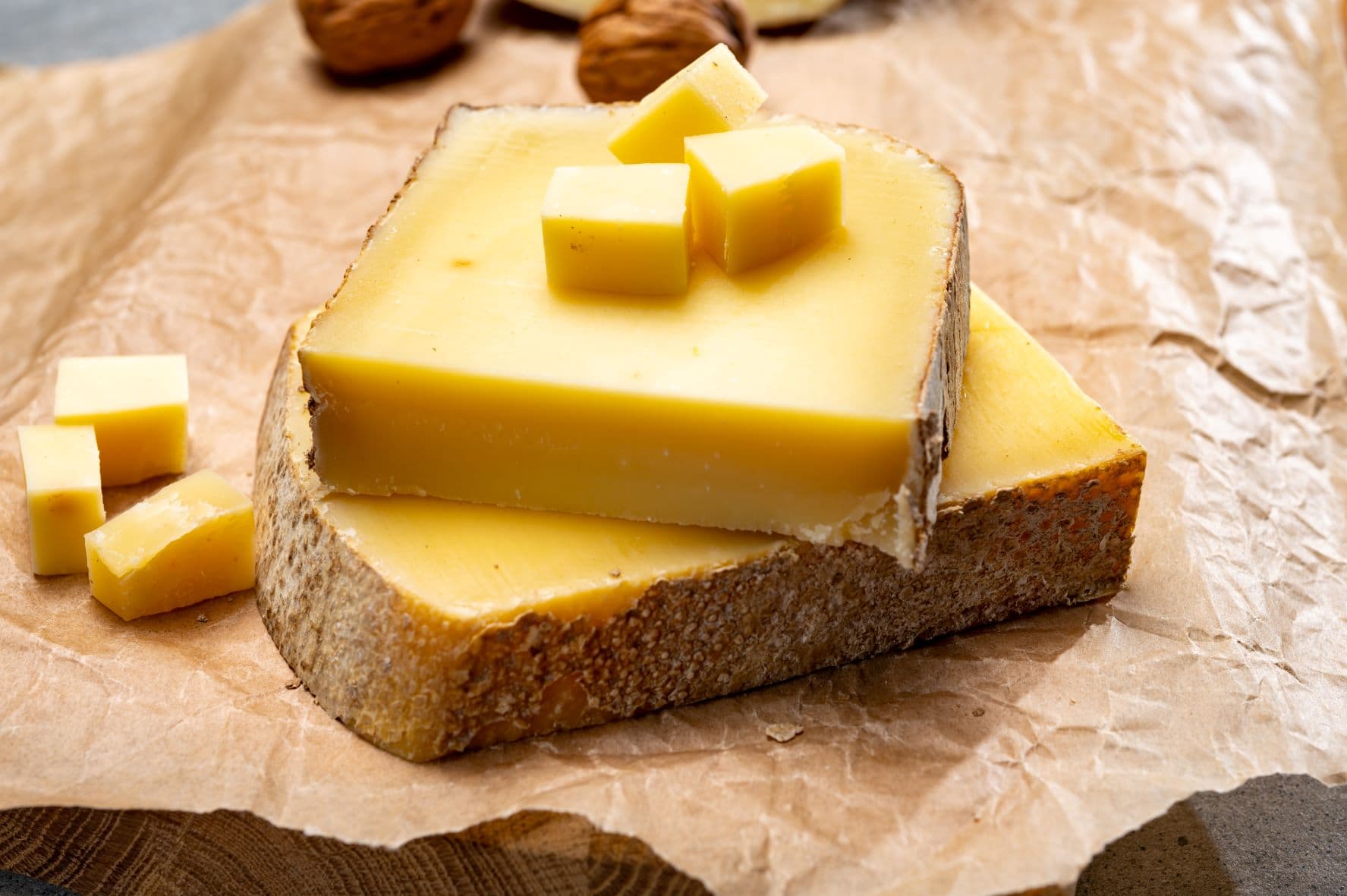Comte-Käse liegt übereinander auf Backpapier