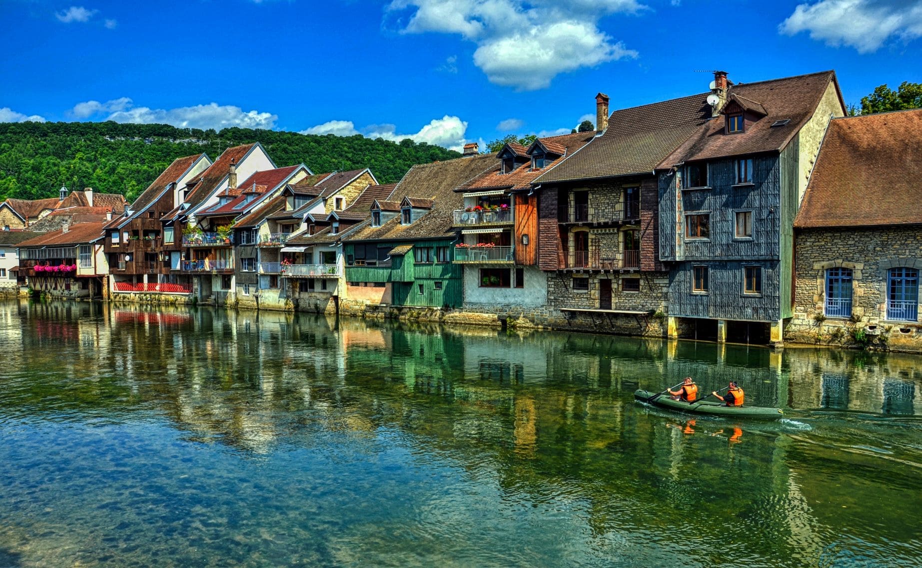 Fluss Loue fließt durch Ornans Frankreich