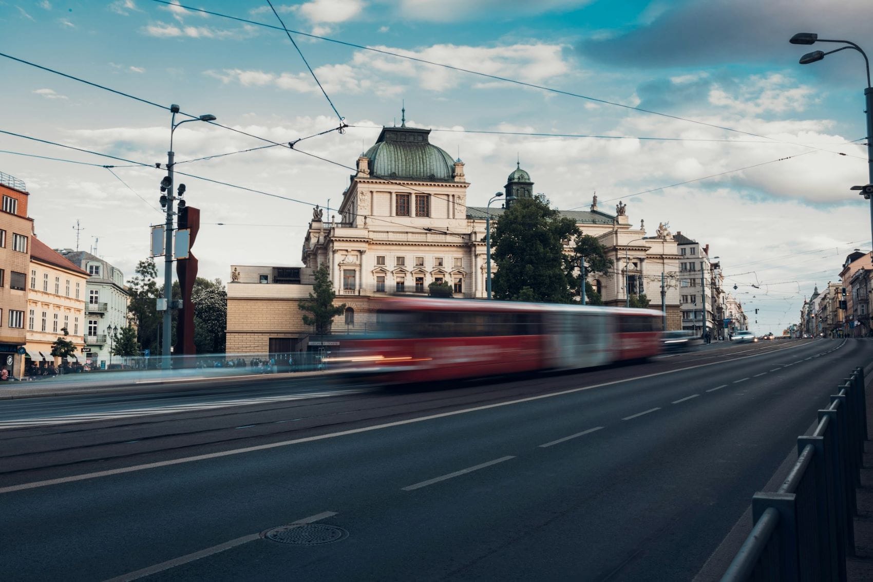 Straße, Bahn und Gebäude in Pilsen 
