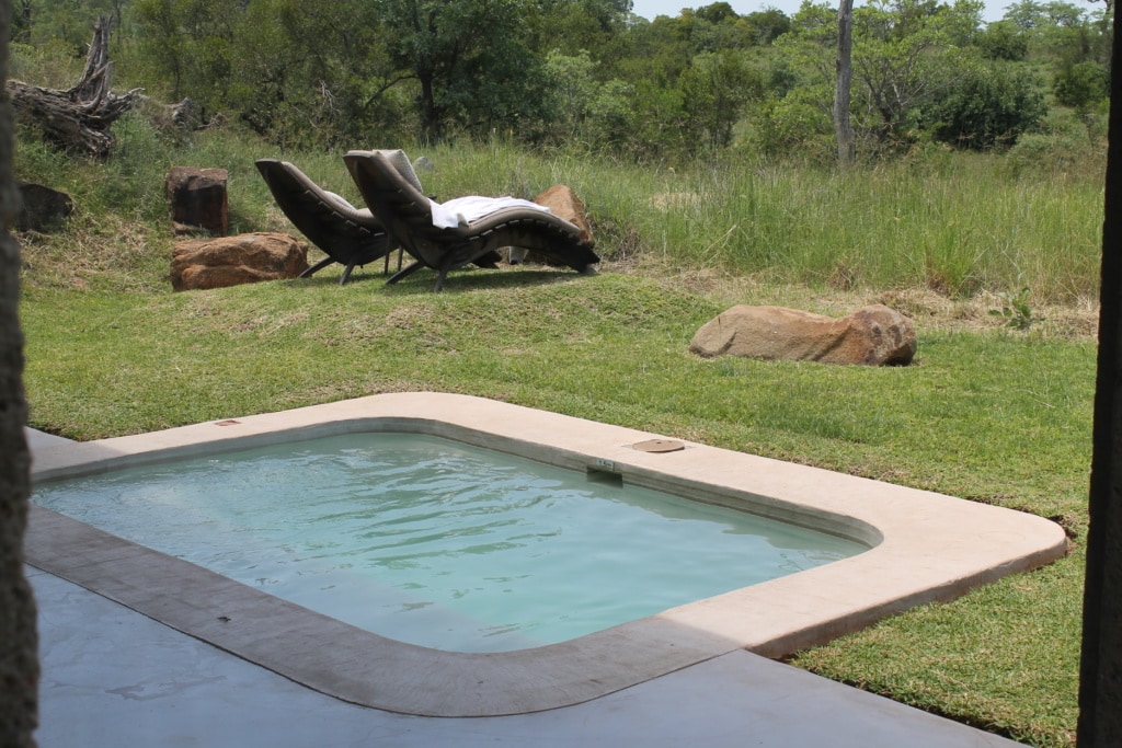 Earth Lodge in Südafrika: Blick in den Garten mit Minipool