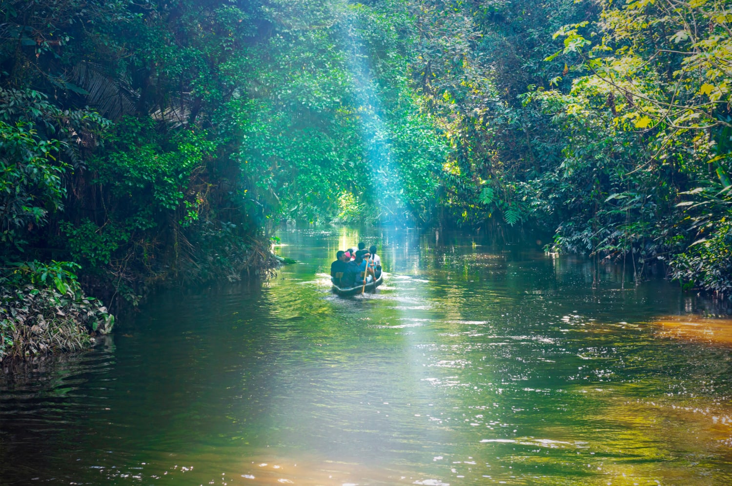 Kleines Boot im Amazonas-Gebiet in Ecuador