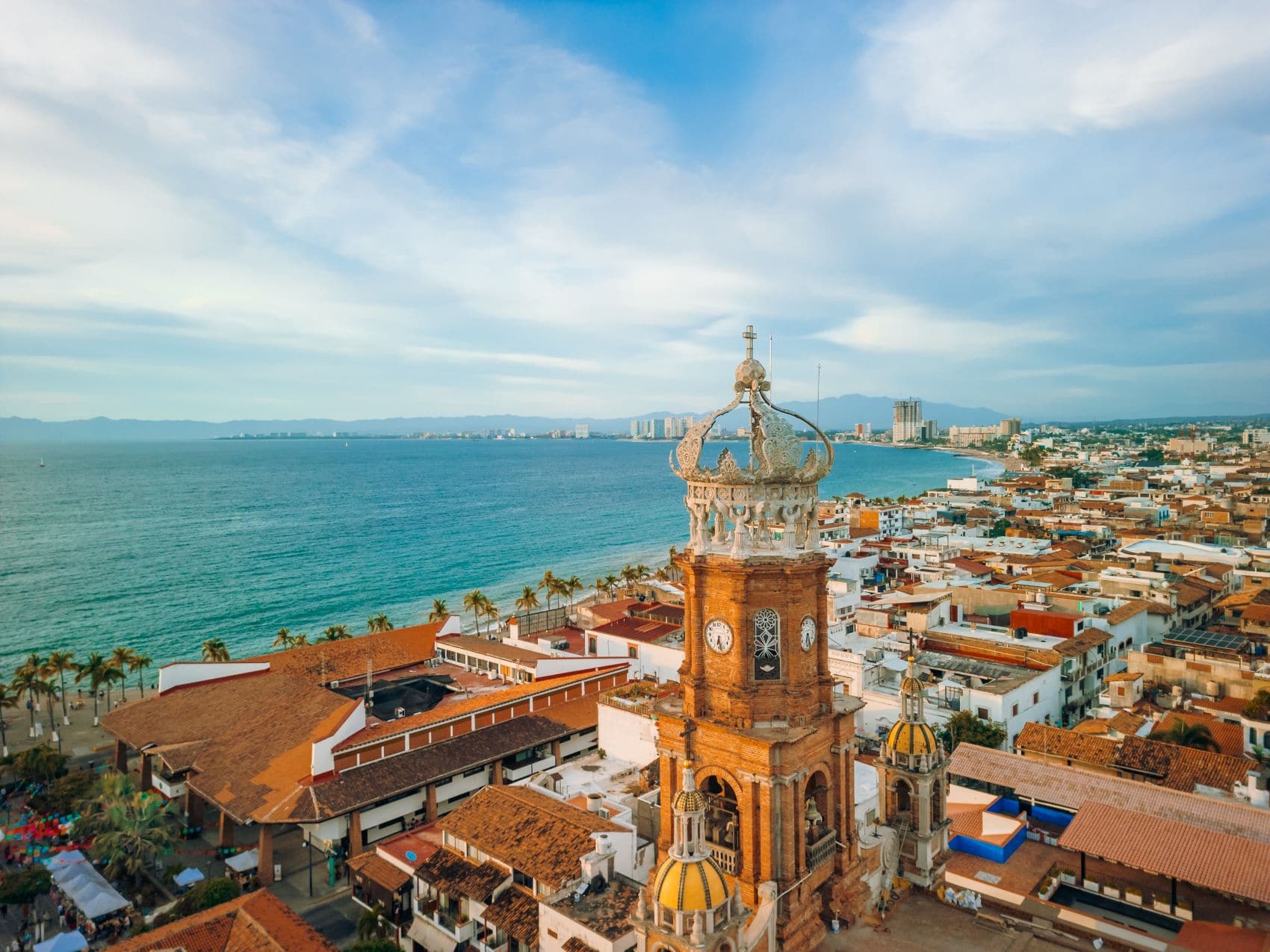 Panoramablick über Puerto Vallarta, im Vordergrund die Church of Our Lady of Guadalupe